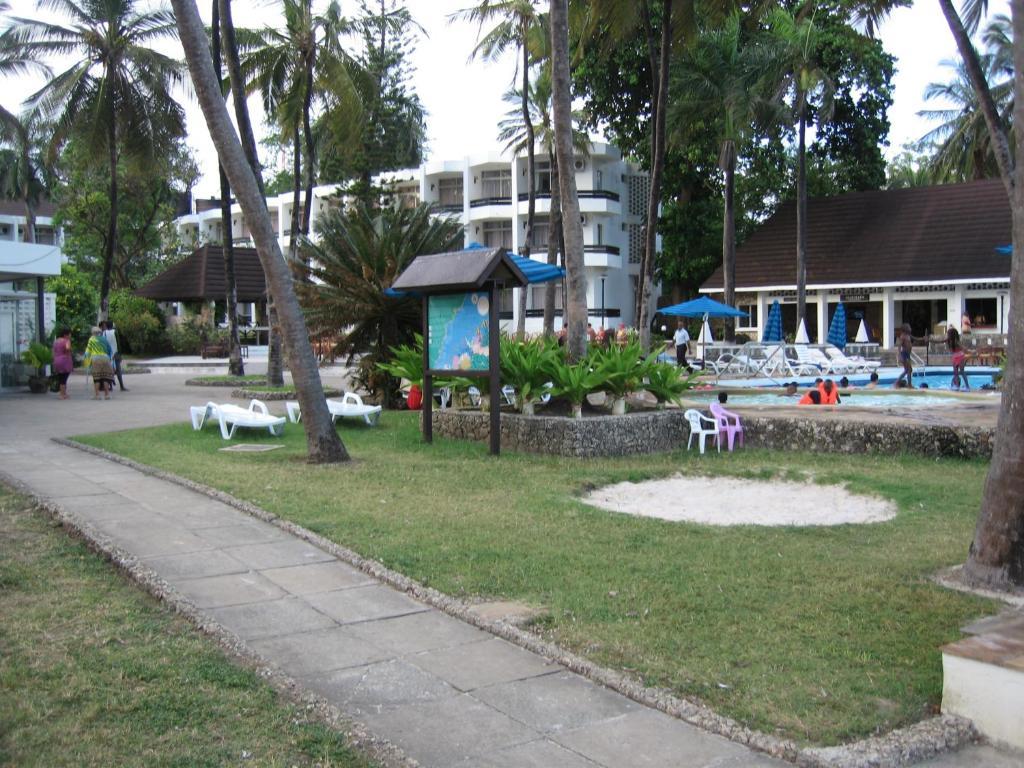 Kenya Bay Beach Hotel Bamburi Exterior photo